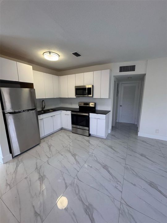 For Rent: $1,750 (1 beds, 1 baths, 750 Square Feet)