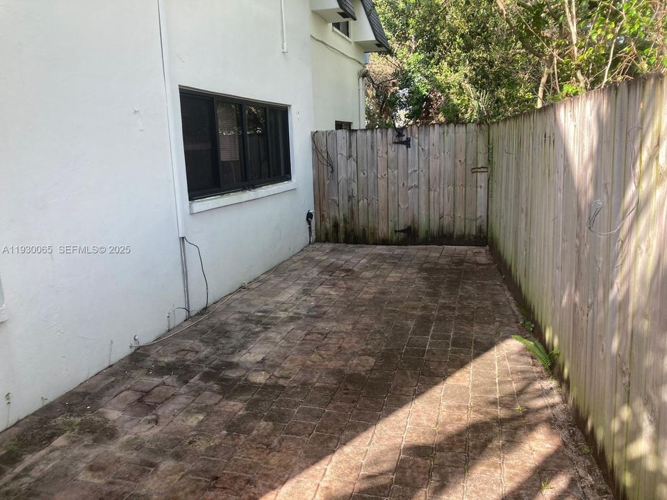 For Rent: $1,750 (1 beds, 1 baths, 750 Square Feet)