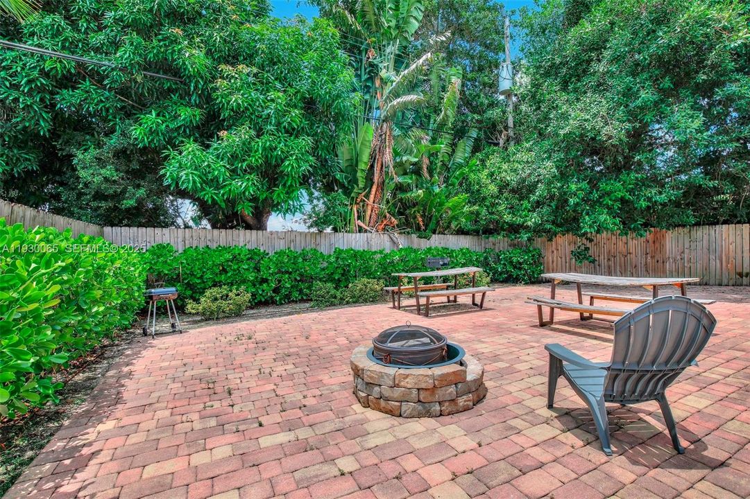 For Rent: $1,750 (1 beds, 1 baths, 750 Square Feet)