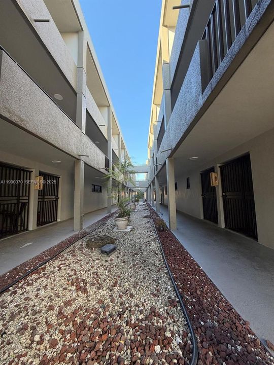 For Rent: $2,000 (2 beds, 1 baths, 866 Square Feet)