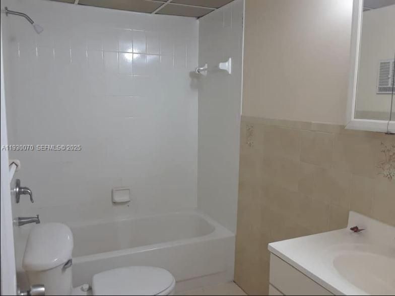 For Rent: $2,000 (2 beds, 1 baths, 866 Square Feet)