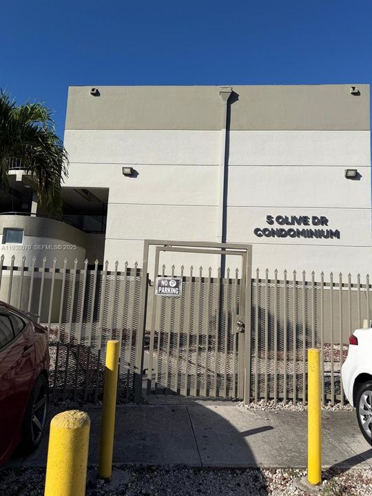 For Rent: $2,000 (2 beds, 1 baths, 866 Square Feet)