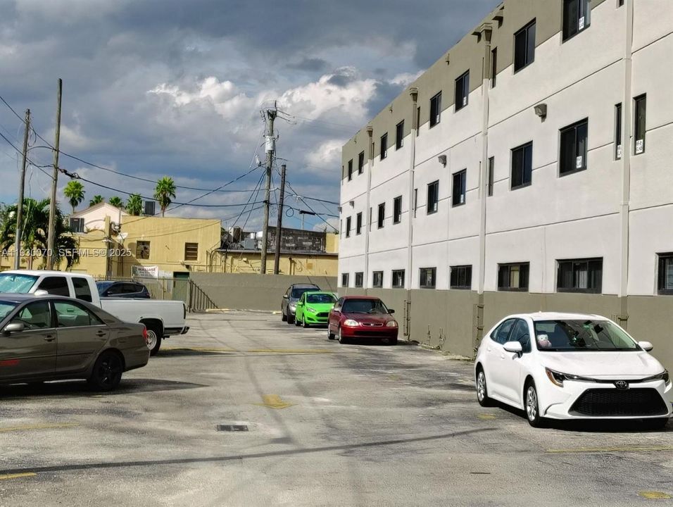 For Rent: $2,000 (2 beds, 1 baths, 866 Square Feet)