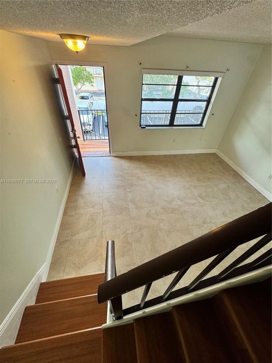 For Rent: $2,500 (2 beds, 1 baths, 875 Square Feet)