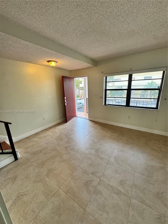 For Rent: $2,500 (2 beds, 1 baths, 875 Square Feet)