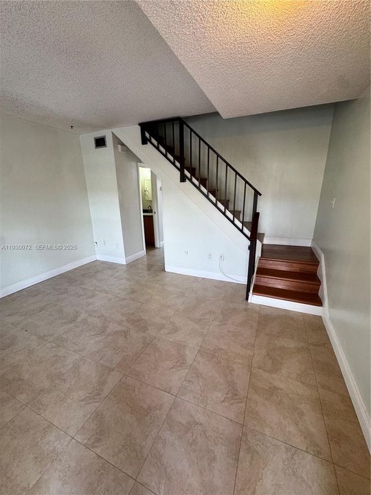 For Rent: $2,500 (2 beds, 1 baths, 875 Square Feet)