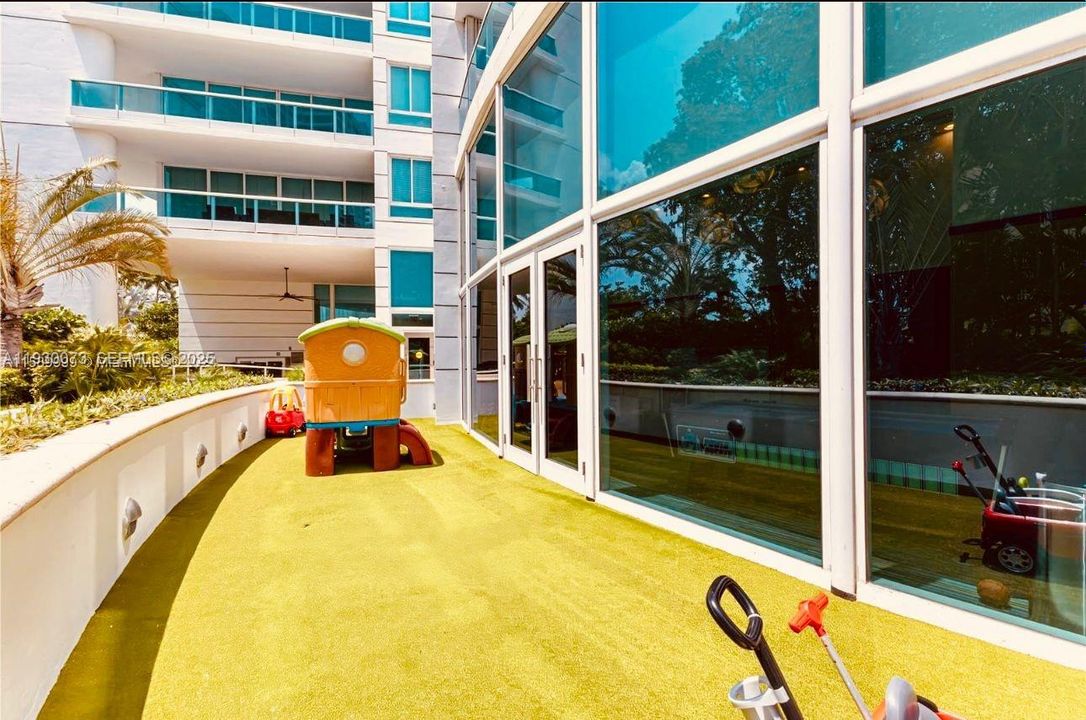 На продажу: $1,700,000 (2 спален, 2 ванн, 1700 Квадратных фут)