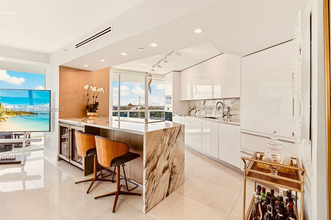 На продажу: $1,700,000 (2 спален, 2 ванн, 1700 Квадратных фут)