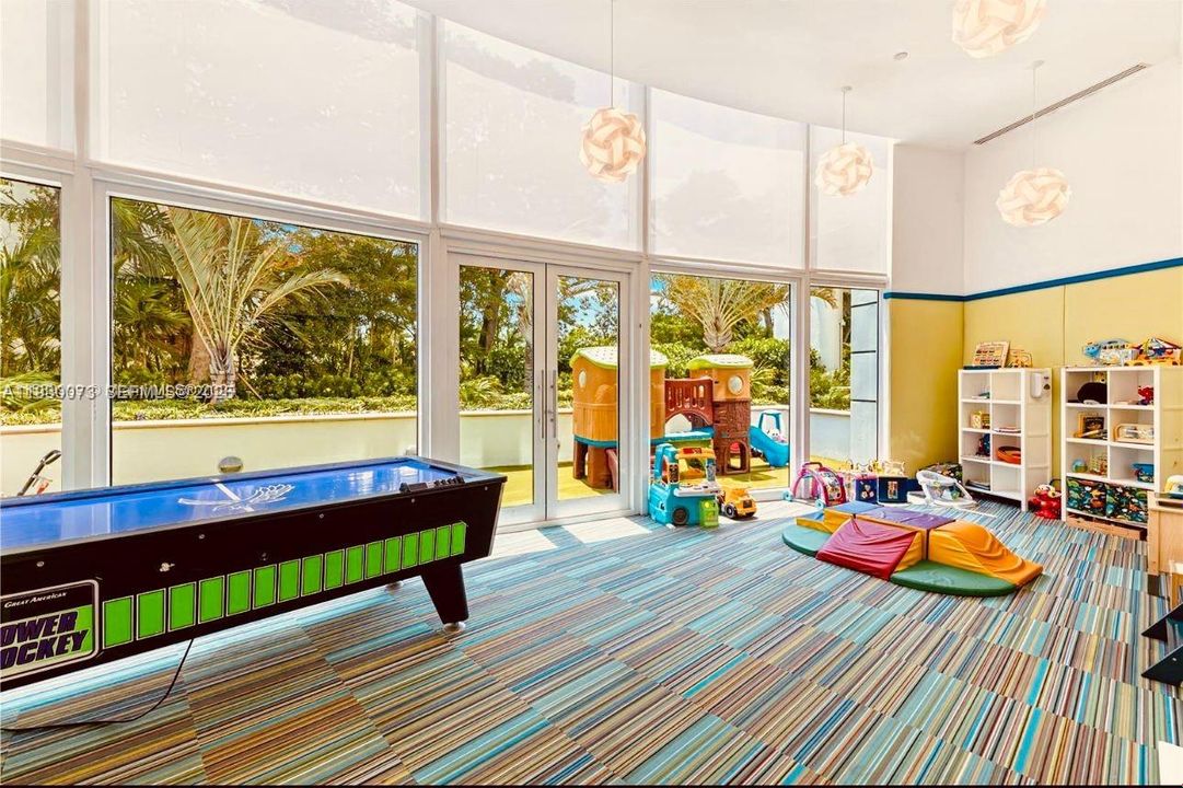 На продажу: $1,700,000 (2 спален, 2 ванн, 1700 Квадратных фут)