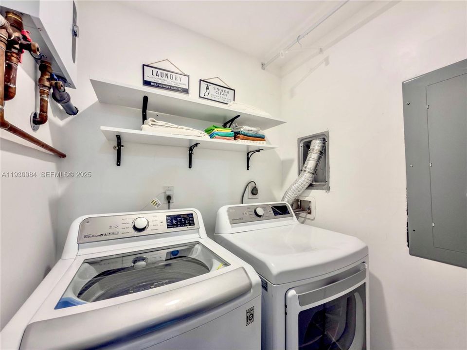 For Sale: $750,000 (3 beds, 3 baths, 1620 Square Feet)