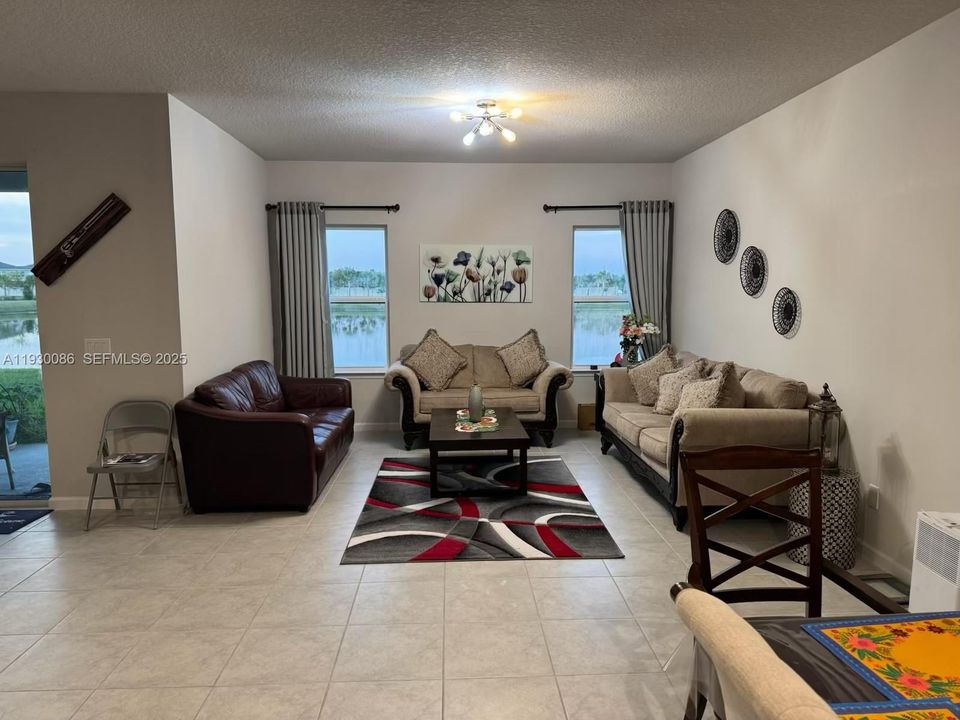 For Rent: $2,500 (3 beds, 2 baths, 2069 Square Feet)