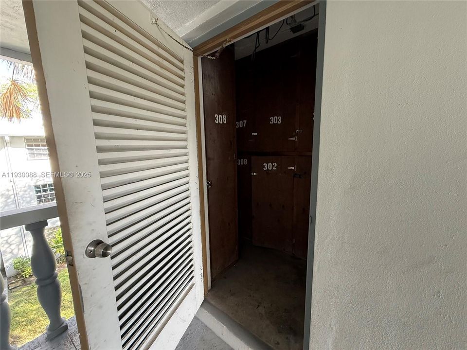 For Sale: $130,000 (1 beds, 1 baths, 640 Square Feet)