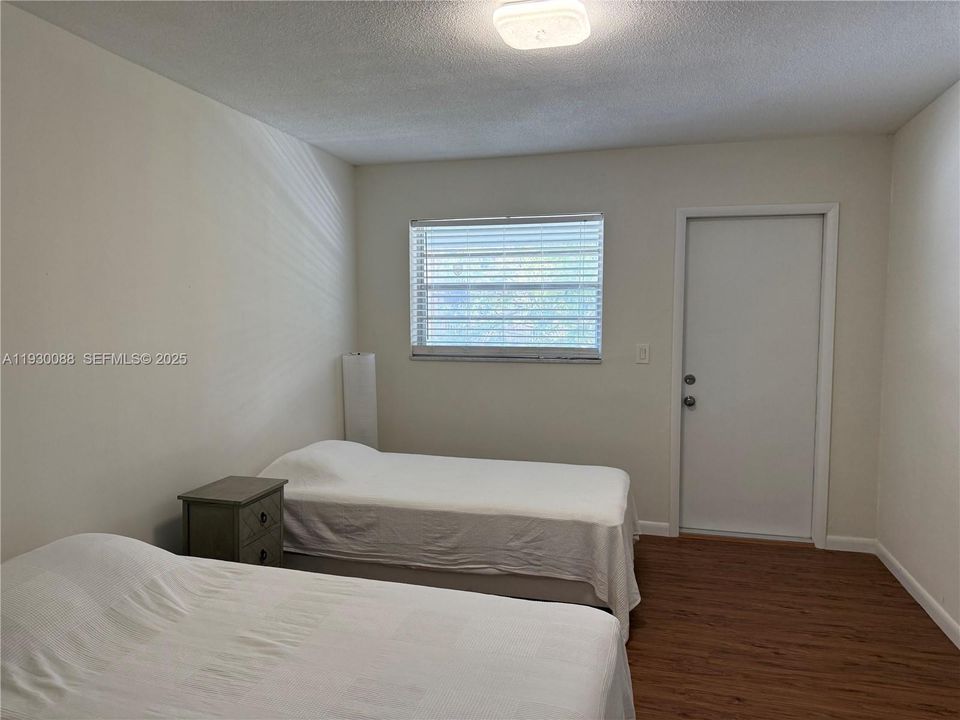 For Sale: $130,000 (1 beds, 1 baths, 640 Square Feet)