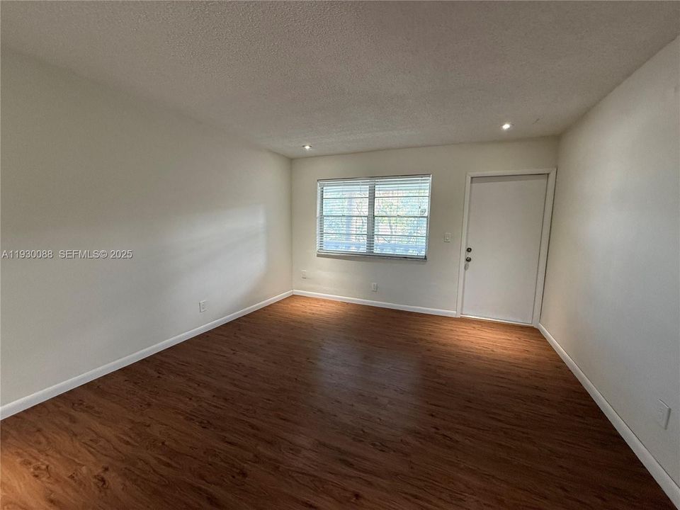 For Sale: $130,000 (1 beds, 1 baths, 640 Square Feet)
