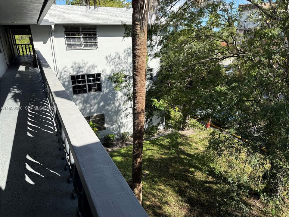 For Sale: $130,000 (1 beds, 1 baths, 640 Square Feet)