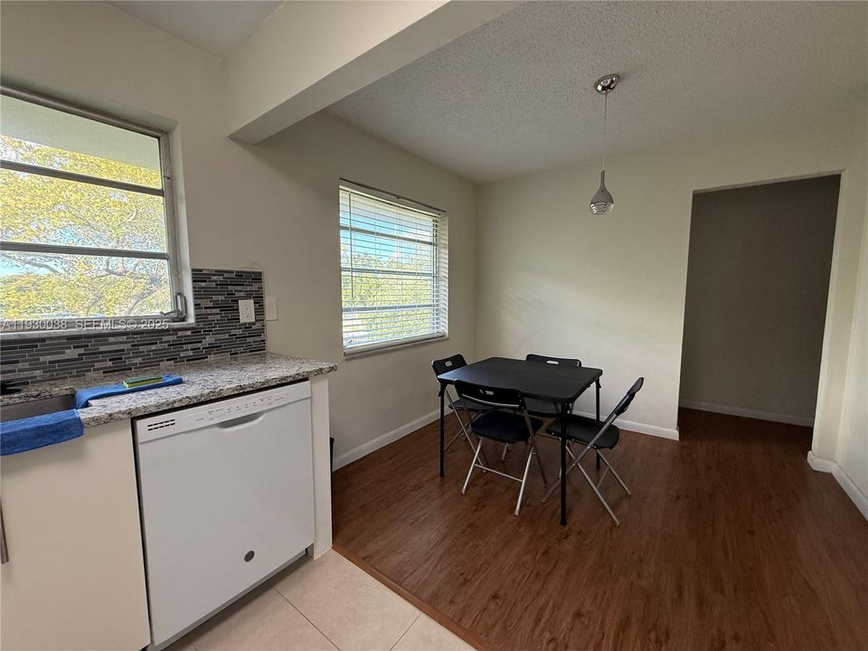 For Sale: $130,000 (1 beds, 1 baths, 640 Square Feet)