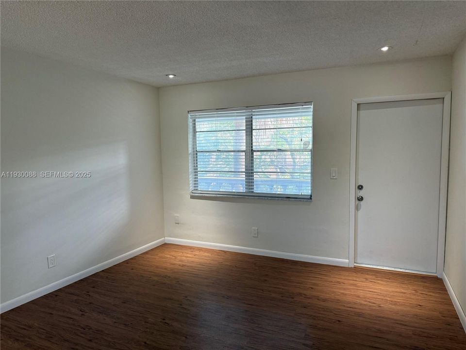 For Sale: $130,000 (1 beds, 1 baths, 640 Square Feet)