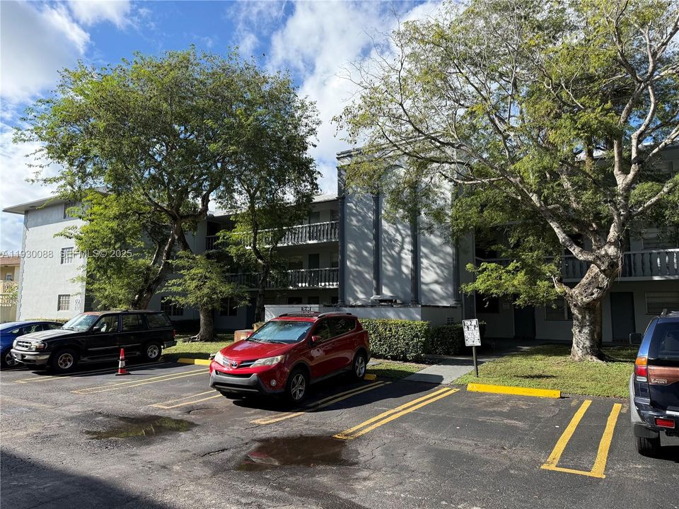 For Sale: $130,000 (1 beds, 1 baths, 640 Square Feet)