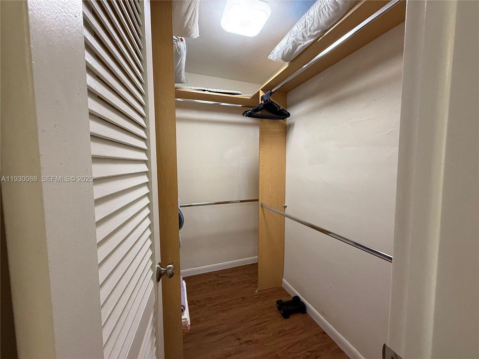 For Sale: $130,000 (1 beds, 1 baths, 640 Square Feet)