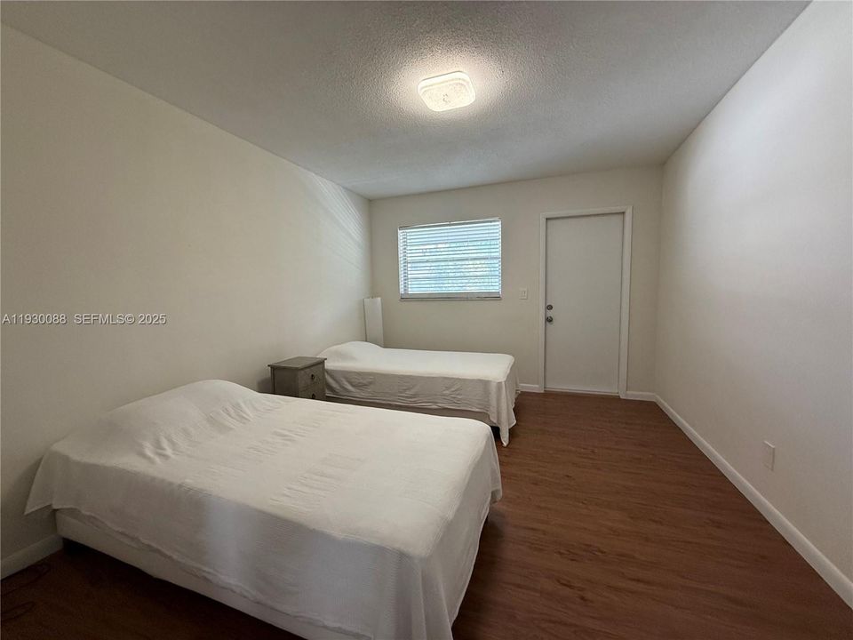 For Sale: $130,000 (1 beds, 1 baths, 640 Square Feet)