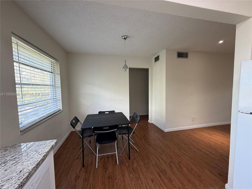 For Sale: $130,000 (1 beds, 1 baths, 640 Square Feet)