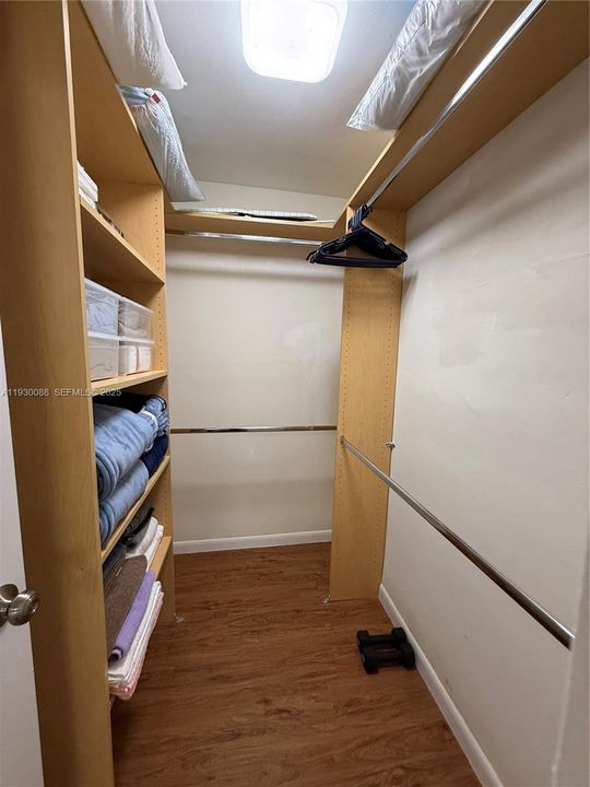 For Sale: $130,000 (1 beds, 1 baths, 640 Square Feet)