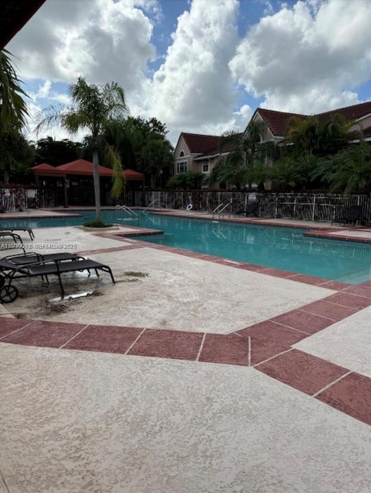 В аренду: $2,400 (2 спален, 2 ванн, 979 Квадратных фут)