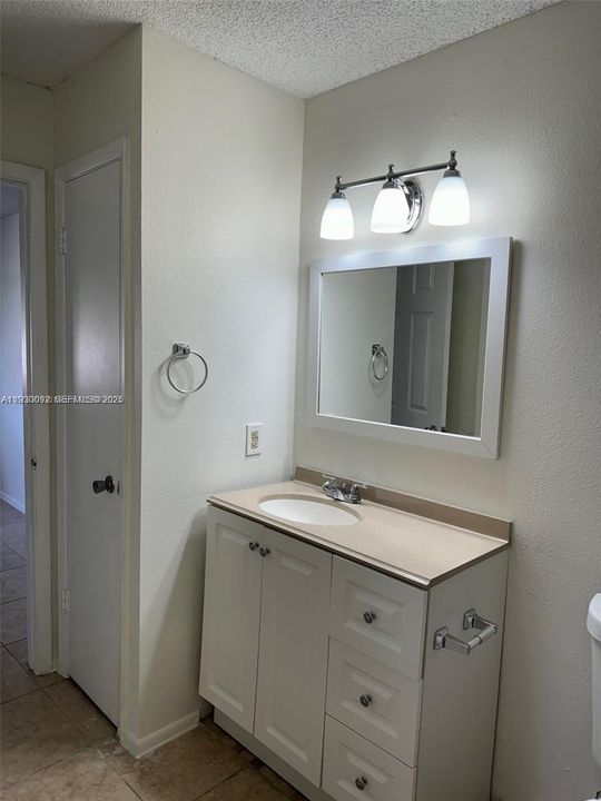 В аренду: $2,400 (2 спален, 2 ванн, 979 Квадратных фут)