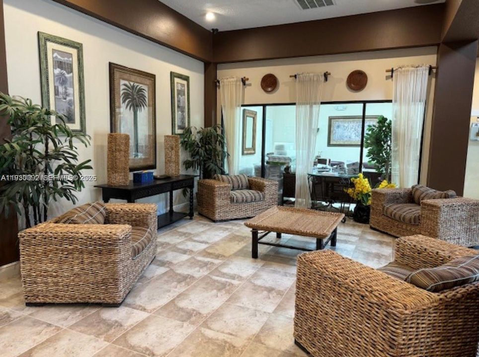 В аренду: $2,400 (2 спален, 2 ванн, 979 Квадратных фут)