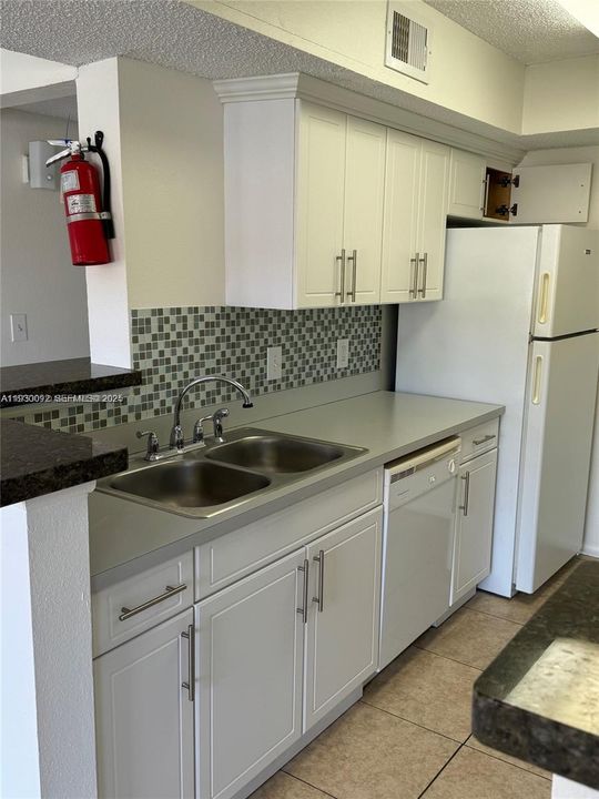 В аренду: $2,400 (2 спален, 2 ванн, 979 Квадратных фут)