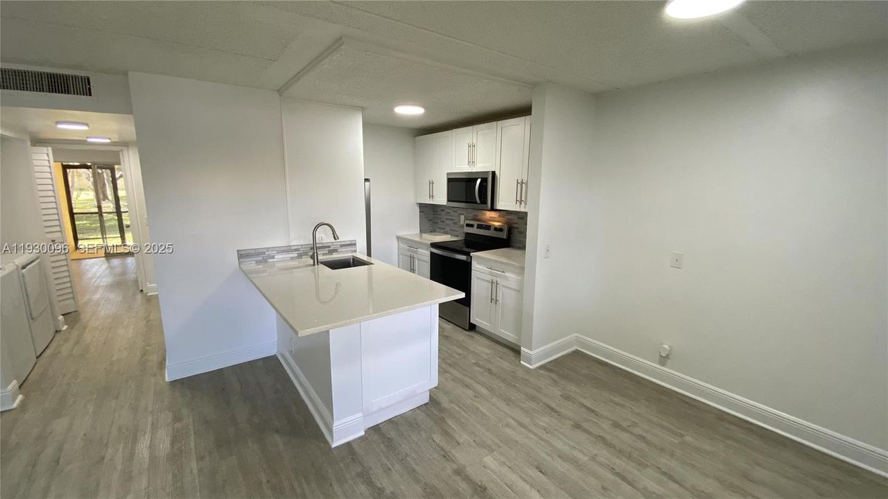 For Sale: $225,000 (2 beds, 2 baths, 921 Square Feet)