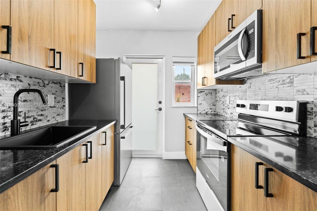 For Rent: $2,950 (3 beds, 1 baths, 1744 Square Feet)