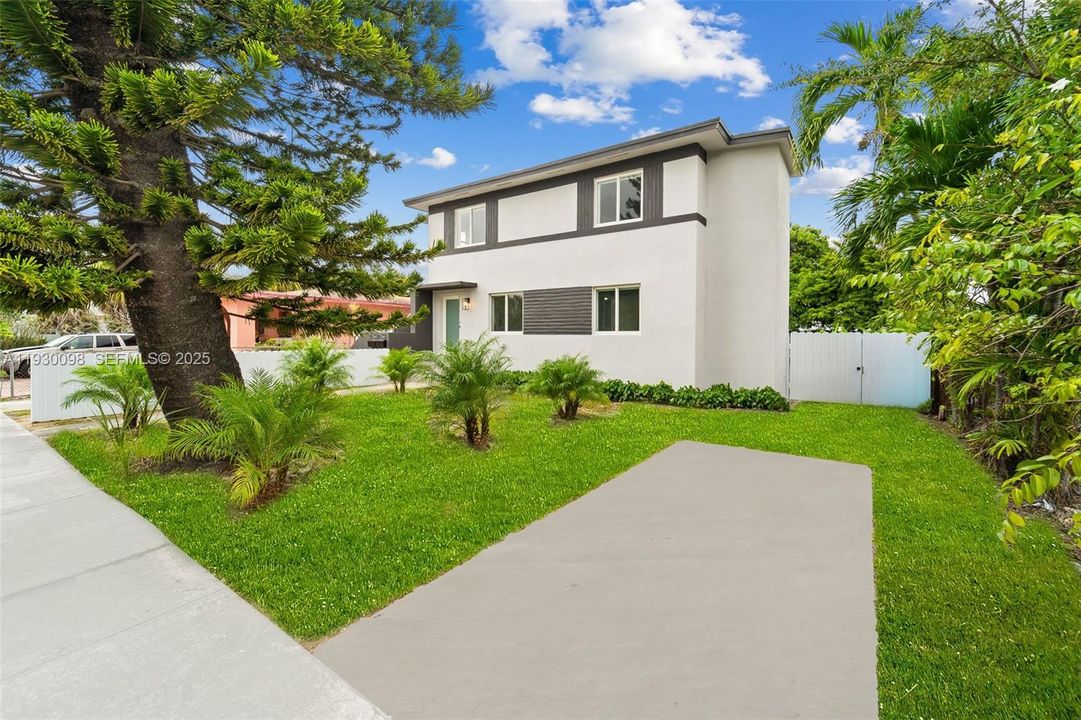 For Rent: $2,950 (3 beds, 1 baths, 1744 Square Feet)