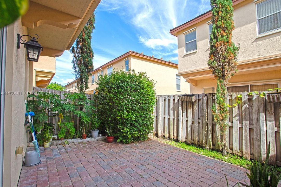 For Rent: $3,500 (4 beds, 2 baths, 1758 Square Feet)