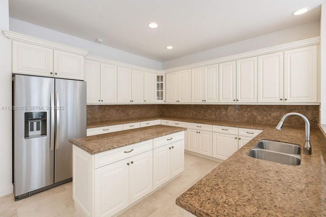 В аренду: $25,000 (5 спален, 5 ванн, 3941 Квадратных фут)