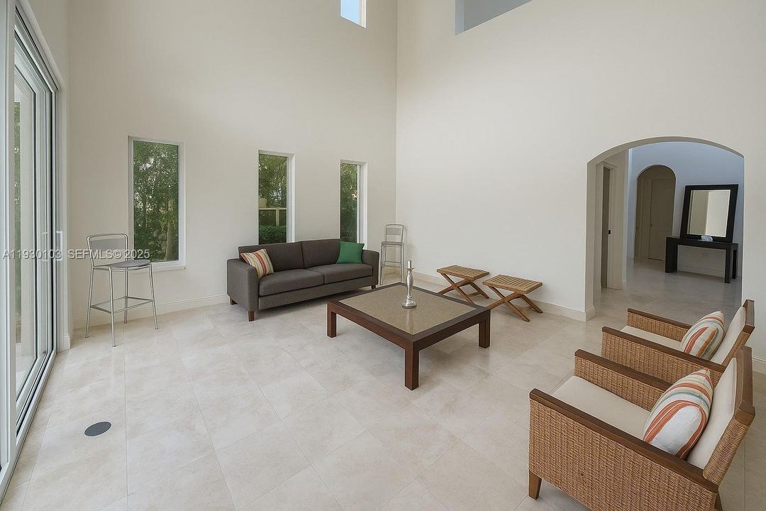 В аренду: $25,000 (5 спален, 5 ванн, 3941 Квадратных фут)