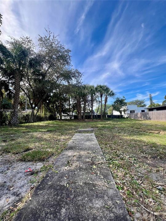 待售: $349,000 (0.17 acres)