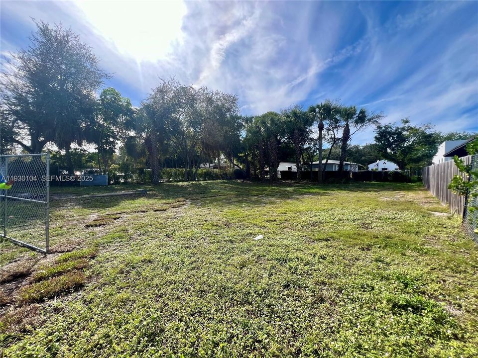 待售: $349,000 (0.17 acres)