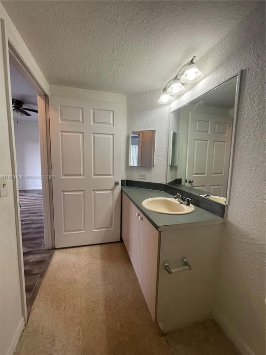 For Sale: $225,000 (1 beds, 1 baths, 878 Square Feet)