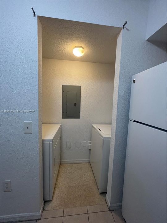 For Sale: $225,000 (1 beds, 1 baths, 878 Square Feet)