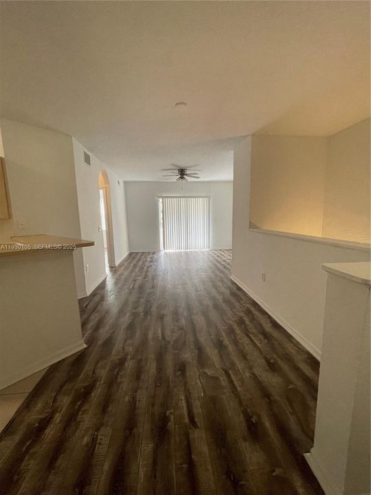 For Sale: $225,000 (1 beds, 1 baths, 878 Square Feet)