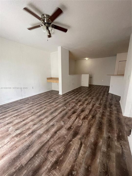 For Sale: $225,000 (1 beds, 1 baths, 878 Square Feet)