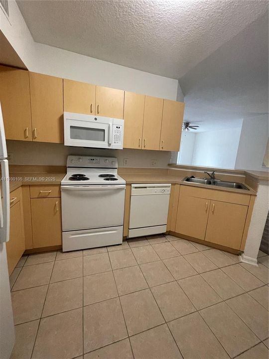 For Sale: $225,000 (1 beds, 1 baths, 878 Square Feet)