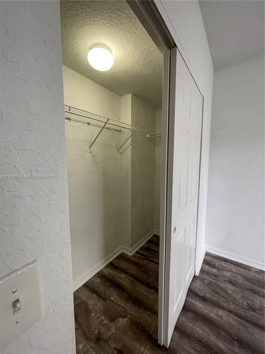 For Sale: $225,000 (1 beds, 1 baths, 878 Square Feet)
