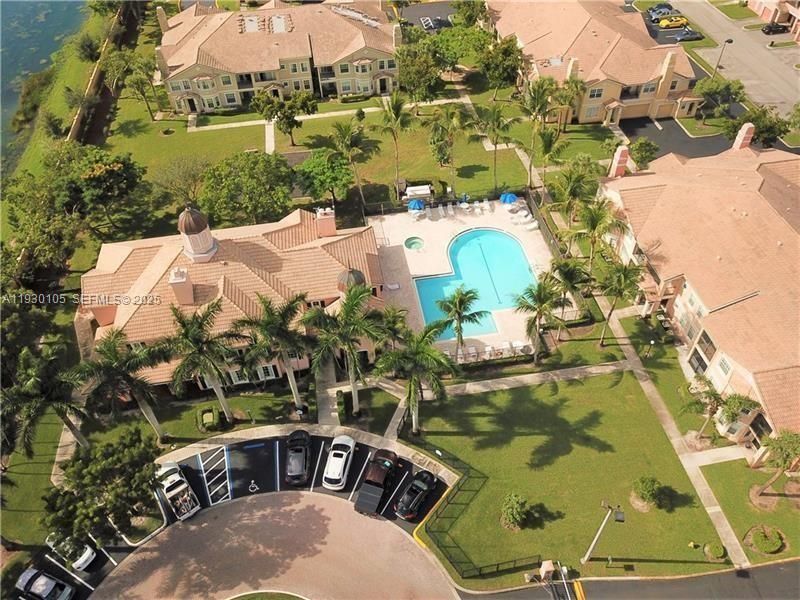 For Sale: $225,000 (1 beds, 1 baths, 878 Square Feet)