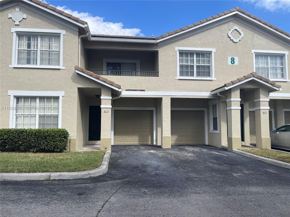 For Sale: $225,000 (1 beds, 1 baths, 878 Square Feet)