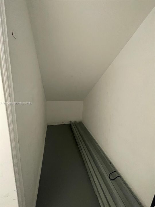 For Sale: $225,000 (1 beds, 1 baths, 878 Square Feet)