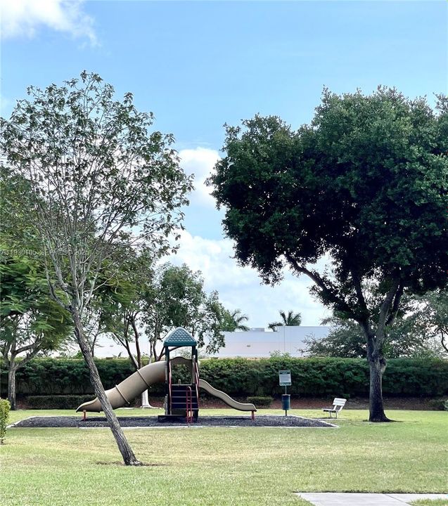 For Sale: $225,000 (1 beds, 1 baths, 878 Square Feet)