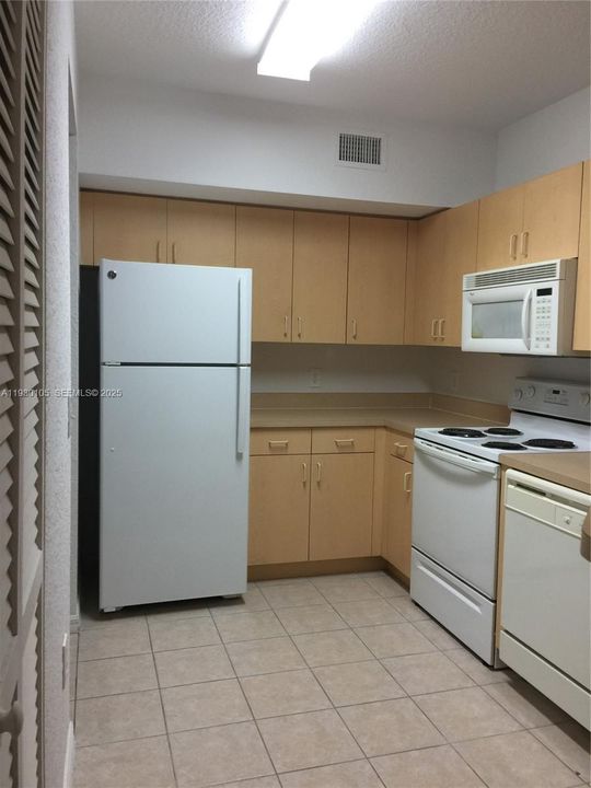 For Sale: $225,000 (1 beds, 1 baths, 878 Square Feet)