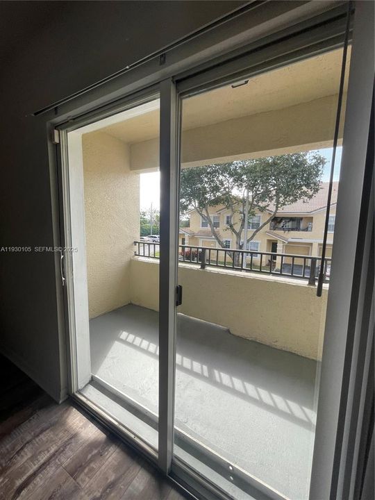 For Sale: $225,000 (1 beds, 1 baths, 878 Square Feet)